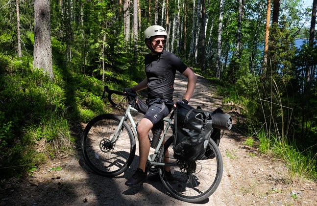 Tour de Molpe. Så kallar Axel Åhman sin idé att cykla från Hellnäs i norr till Molpe i söder och samtidigt leverera exemplar av hans debutbok "Klein".