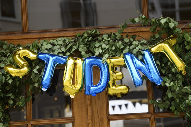 Ett 30-tal elever som precis har tagit studenten från en gymnasieskola i Hälsingland har smittats med covid-19. Arkivbild.