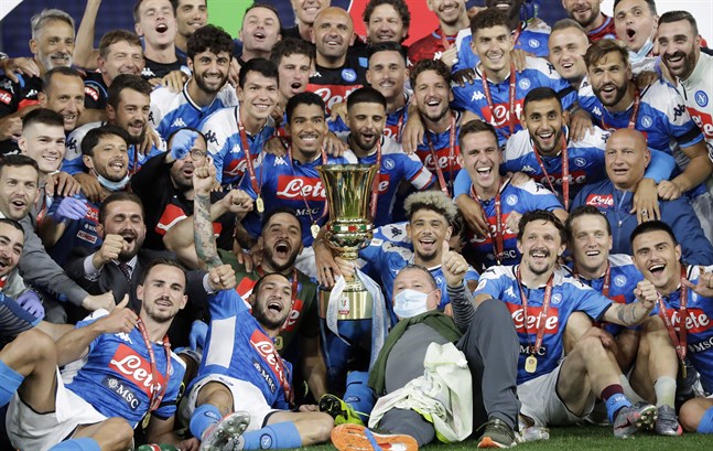 Napoli firar efter att ha besegrat Juventus i cupfinalen.