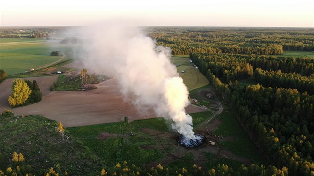 Rökmoln sprider sig över platsen.