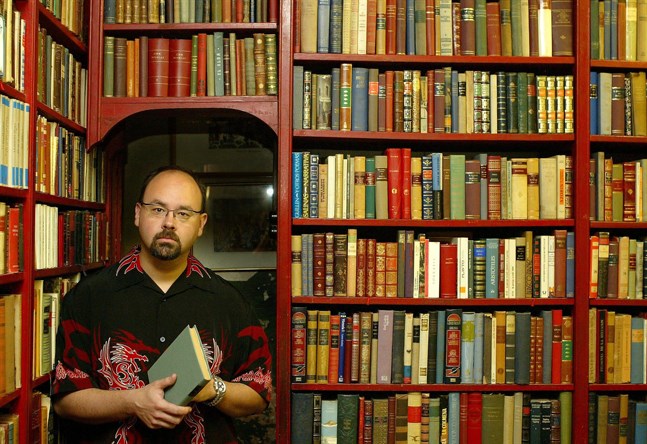 Den spanske författaren Carlos Ruiz Zafón har dött, uppger hans förlag.