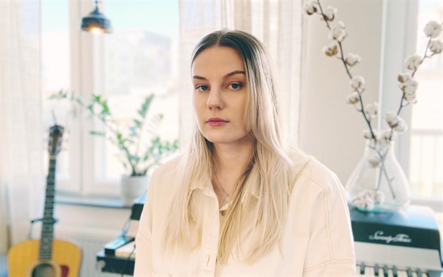 Josefin Sirén från Vörå ska ge ut en skiva med dialektmusik. – Men det blir inte tio låtar om österbottniska fält, så mycket kan jag säga.