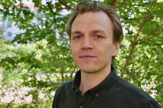 Den österbottniska mentaliteten löper som en röd tråd genom Vasakomikern Alfred Backas humor.