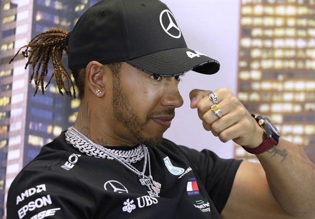 "Fortsätt kämpa", säger Lewis Hamilton.