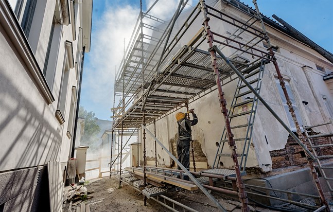 På måndagen sandblästrades den gamla fasaden på museets byggnad mot Storgatan, kallad Lilla byggnaden.