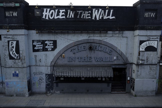 Puben "Hole in the Wall" i London har hållits stängd under pandemin. Arkivbild.
