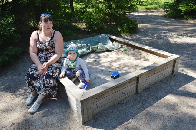 Emmi Lund tycker inte att det känns riktigt tryggt att ta med sonen till bostadsområdets lilla lekpark sedan hon hittade glassplitter i sandlådan.