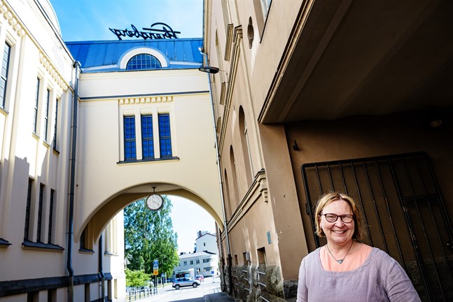 Kristina Stenman är fortsättningsvis engagerad i vad som sker i Jakobstad. .