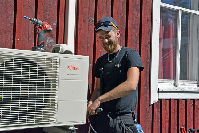 Simon Nordström, ägare och grundare av Nordström service, har hunnit installera en hel del luftvärmepumpar under företagets första verksamhetsår.