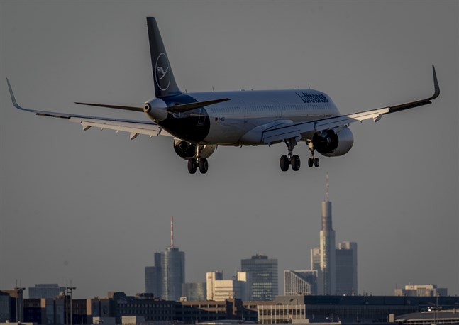 Ett flygplan på väg in för landning i tyska Frankfurt. Arkivfoto.
