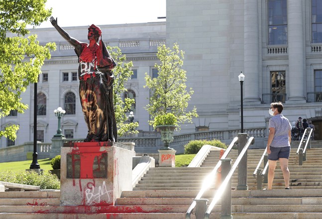Flera statyer har vandaliserats eller rivits ned i Madison, Wisconsin, under protesterna mot polisvåld och rasism. Här har "Forward"-statyn målats och en staty av norskamerikanen Hans Christian Heg revs under tisdagen ned och slängdes i en sjö.. Arkivbild.