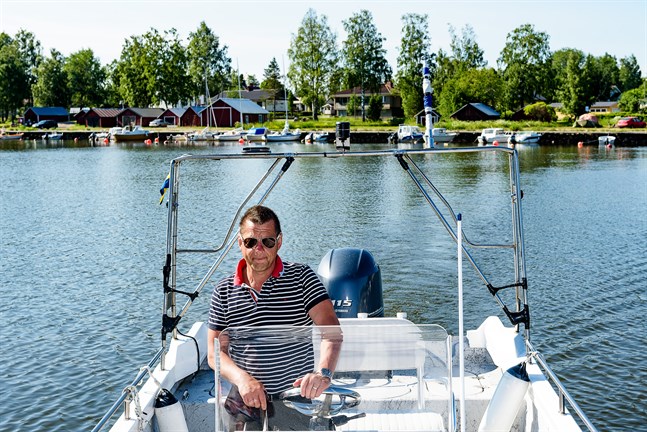 Mikael Hagman rör sig vant på sjön och har själv inga problem att ta i land med sin speciella båt från Mexiko. Men han vet flera med lite mer djupgående båtar som inte lyckats.