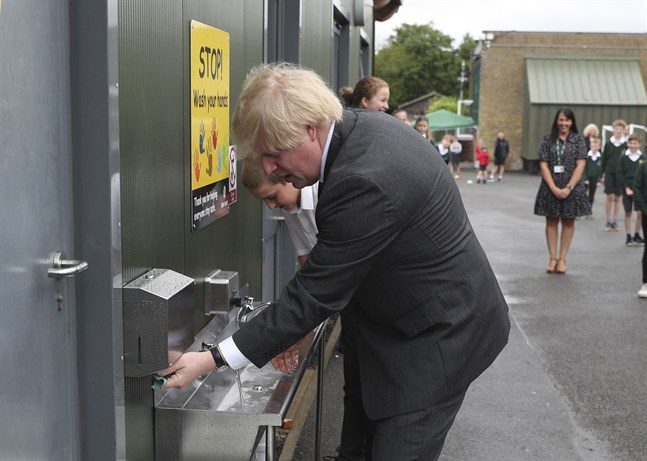 Storbritanniens premiärminister Boris Johnson tvättar händerna på en lekplats i Hemel Hempstead i England.