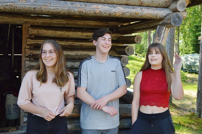 Hjälpledare Emilia Pensar, Hugo Vähäkangas och Janina Fagerholm tycker inte restriktionerna har påverkat stämningen på konfirmationslägret.