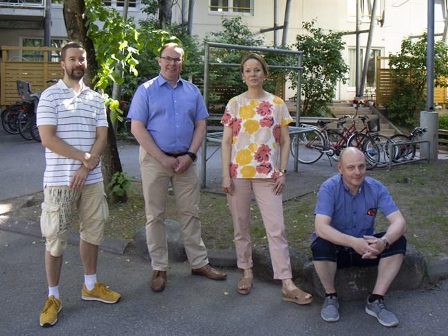 Vasa stads bostadsplanerare Johan Nylén, VOAS vd Marko Ylimäki, InnoLabs ledare Mari K Niemi och universitetslektor Ilkka Luoto är alla delaktiga i Vasa universitets undersökning om skadlig segregation i Vasa.