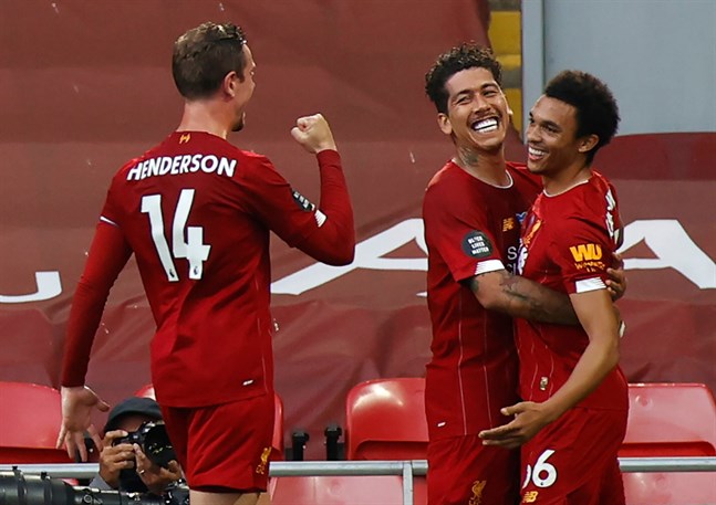 Liverpools Trent Alexander-Arnold firar ledningsmålet med Roberto Firmino och Jordan Henderson.