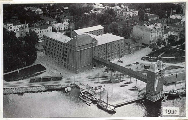 Betongsilorna, som byggdes på 1950-talet, står på Museigatan invid stranden och skymmer ovanliggande värdebyggnader.