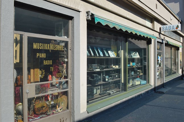 Här i Passagen har Musikcentralen verkat sedan 1926. På senare år på sparlåga, men ändå. Nu går affären ändå i graven.