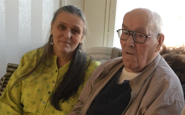 Maja Röj Urrutia tillsammans med sin pappa Johan medan han ficka besöka hemgården före pandemin.