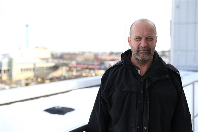 Kriminalöverkonstapel Kenneth Eriksson är Finlands mest erfarna polis i fall av människohandel och koppleri. Han har övervakat 160 fall och var med i Finlands första utredning gällande människohandel år 2006.