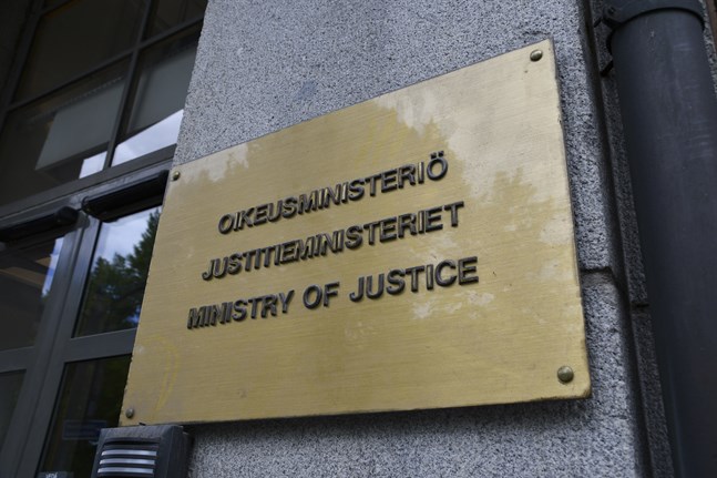 En arbetsgrupp tillsatt av Justitieministeriet ska ompröva lagstiftningen om frigivningen av livstidsfångar och särskilt farliga våldsbrottslingar.