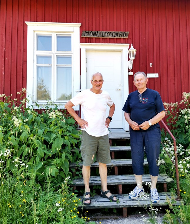 Jarl Dahlbacka och Helmer Celvin träffas med andra byaforskare varannan vecka för att lära sig om byarnas historia och diskutera tillsammans.