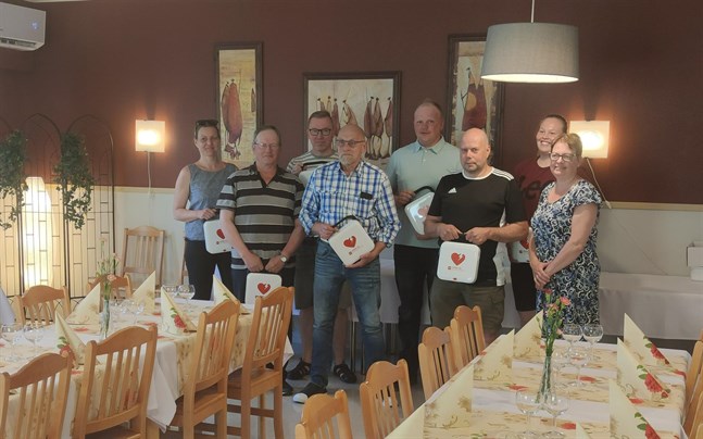 Ida-Maria Björkqvist, Mikael Löv, Ulf Hagman, Jim Östman, Johan Lasén, Mats Källman, Ida Lillqvist och Carin Hagström, ordförande för Röda Korset i Purmo, på Uffes Mat och Café.