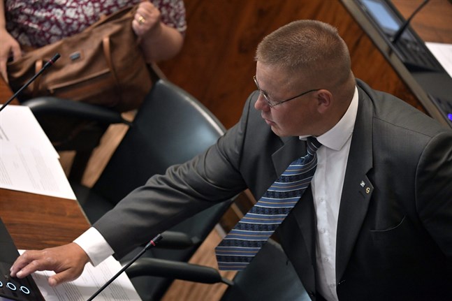 Sannfinländarnas riksdagsledamot Juha Mäenpää får inte åtalas för det anförande om asylsökande som han framförde i juni 2019. Det beslöt riksdagen på fredagen.