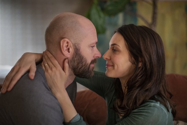 Ulf Stenberg och Aliette Opheim i HBO-serien "Björnstad". Pressbild.