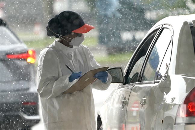 Köer för drive-in-testning för det nya coronaviruset i Houston i Texas i USA.