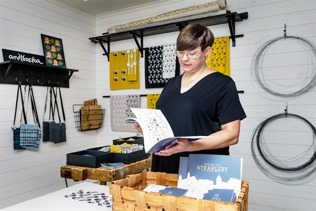 Linda Andtbacka har gjort en målarbok med Nykarlebymotiv. "Färglägg ditt Nykarleby" är ett bidrag till stadens jubileumsår.