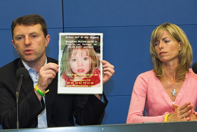 Föräldrarna Gerry och Kate McCann håller upp en bild på dottern Madeleine under en pressträff i Tyskland i juni 2007, där man vädjade om hjälp i sökandet från tyska turister. Arkivbild.