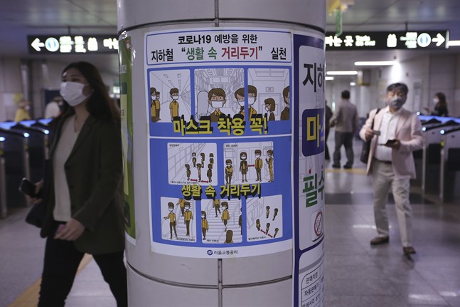 I Sydkorea är rådet att befolkningen ska bära dubbla andningsskydd under sommaren för att minska risken för smittspridning. Arkivbild.