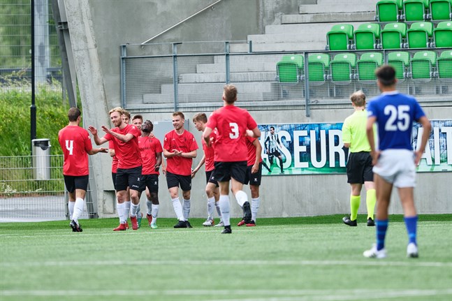 Vasa IFK:s Karzan Javanmiri står och ser på då Hercules avgjort matchen på stopptid.