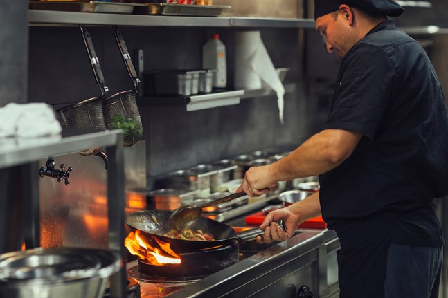 Restauranger hör till de arbetsplatser där temperaturen inomhus kan bli mycket hög sommartid. Även i tvättinrättningar och sjukhus är det ingen ovanlighet med höga innetemperaturer.