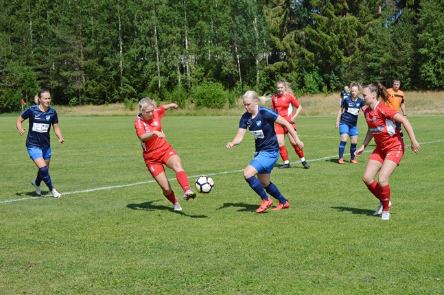 Det behövdes inte sällan två motståndare för att hålla koll på Ida Kuoppala (mitt i bild). Till vänster Johanna Strömsholm och i bakgrunden Hanna Emet–Snellman, som var säkerheten själv i botten på mittfältet.