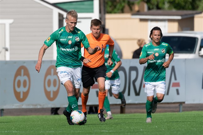 Simo Roiha, som gjorde 1–0 för KPV, driver med bollen. I bakgrunden Sebastian Mannström.
