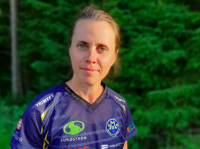 Efter femton års frånvaro från tävlingsidrott är Malax IF:s tvåbarnsmor Jenny Finnäs tillbaka på orienteringstävlingarna. På lördagen tog hon ÖIDM-guldet i damklassen – fast hon egentligen skulle fått tävla första säsongen i oldgirlsklassen D35