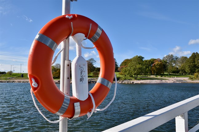 Tredje steget i den så kallade Hrap-regeln är att se till att få tag på ett hjälpredskap, exempelvis en livboj. Utan hjälpredskap är det mycket svårt att få upp en panikdrabbad person ur vattnet.