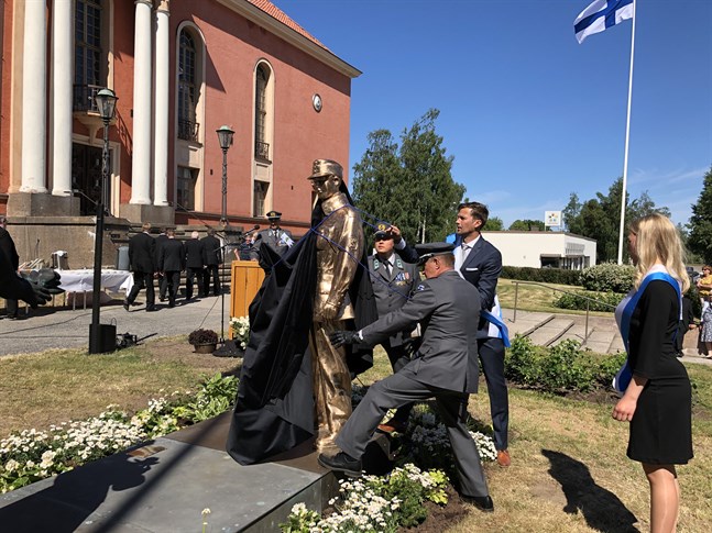 Avtäckningen av Skyddskårsstatyn i brons förrättades av Juha Möttönen, Antti Porko, Joonas Myllymäki och Amalia Porko.