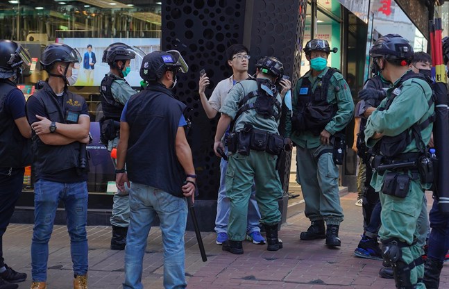 Polisen griper en man under demonstrationen i Hongkong.