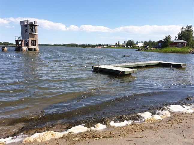 Bolaget Molpe Strömmen äger restaurangfastigheten och bastun intill badstranden.