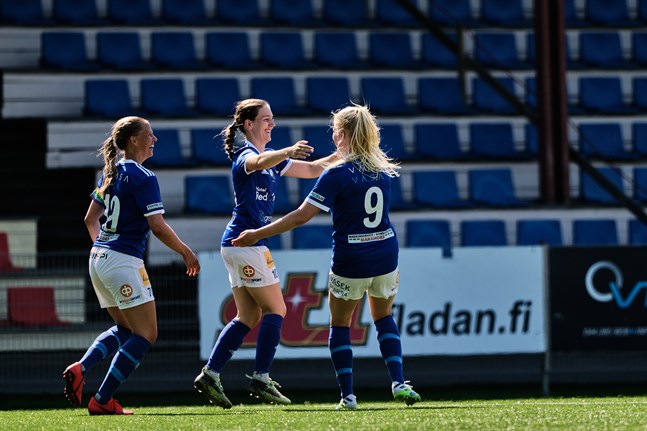 Förra säsongen kunde fotbollsserierna kicka i gång först i juni. Nu ser det ut som att åtminstone damernas division 1 startar som planerat i april. Bilden är från slutet av juni i fjol då Linnéa Hjerpe firade VIFK:s 2–0-mål mot Pallo-Iirot.