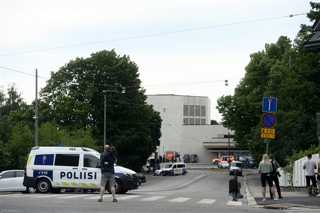 En person har skadats i en explosion som inträffade vid Helsingfors stadsteater.