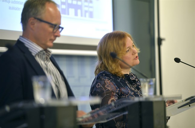 Kari Hakari, avdelningschef vid Social- och hälsovårdsministeriet, och Familje- och omsorgsminister Krista Kiuru (SDP) presenterade bidrag på 190 miljoner euro för utveckling inför vårdreformen.