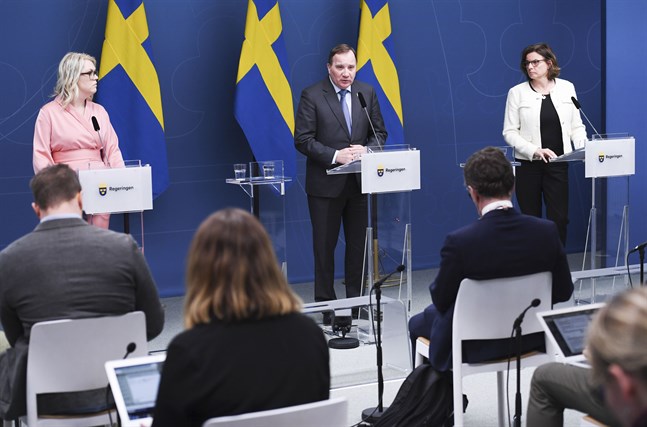 Socialminister Lena Hallengren (S), statsminister Stefan Löfven (S) och vice statsminister Isabella Lövin (MP) vid en tidigare pressträff om coronaviruset. Arkivbild.