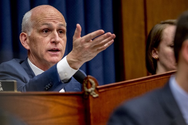 Demokraten Adam Smith i det amerikanska representanthuset säger att president Donald Trump borde känna till uppgifter om ryska skottpengar i Afghanistan. Arkivbild.