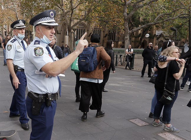 Australiska poliser räknar demonstranter vid ett möte i Sydney, som ligger i delstaten New South Wales. Arkivbild.