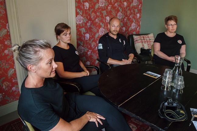 Sedan årsskiftet är de fyra, de uppsökande ungdomsarbetarna i Jakobstadsregionen. Från vänster Ida Westerlund, Sari Backlund, Marco Harju och Camilla Sjöskog.