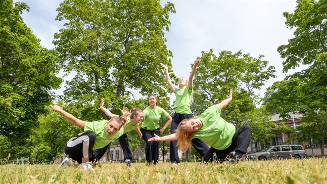 Dansambassadörerna, från vänster Kiira Kilpiö, Riikka Tolonen, Riina Hosio, Marja Rautakorpi och Lotta Kaarla, låter dansen poppa upp på olika håll utomhus i Vasa och Karleby.